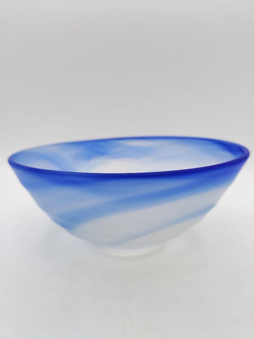 d047【未使用】茶碗 ガラス 義山　ブルー　岡本寛 木箱 茶道具