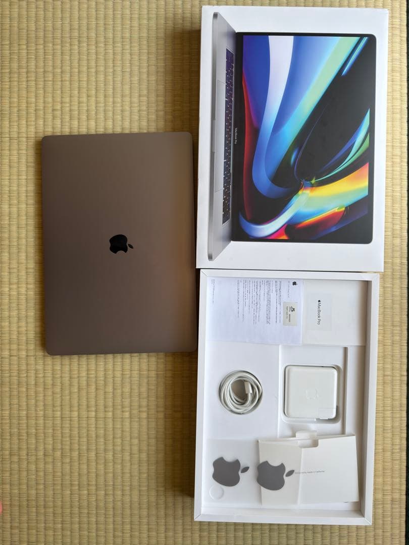 MacBook Pro i9 2019 美品 充放電回数：18回