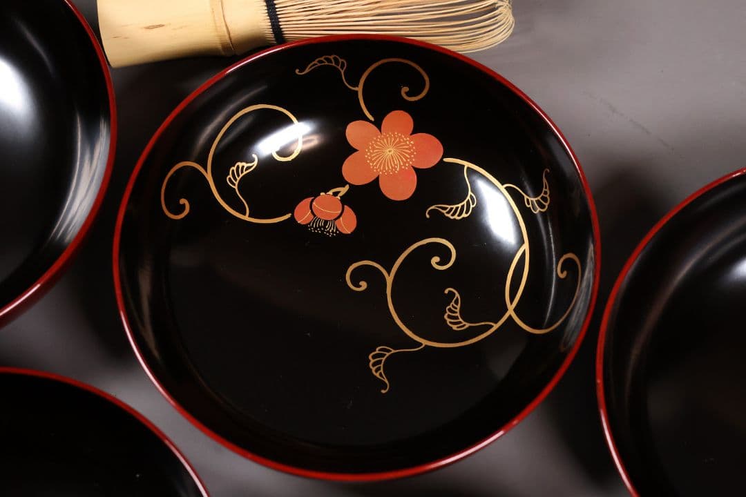【MA489】漆芸 木製漆器 梅唐草蒔絵 木皿 五客 11.9cm 黒塗 溜塗