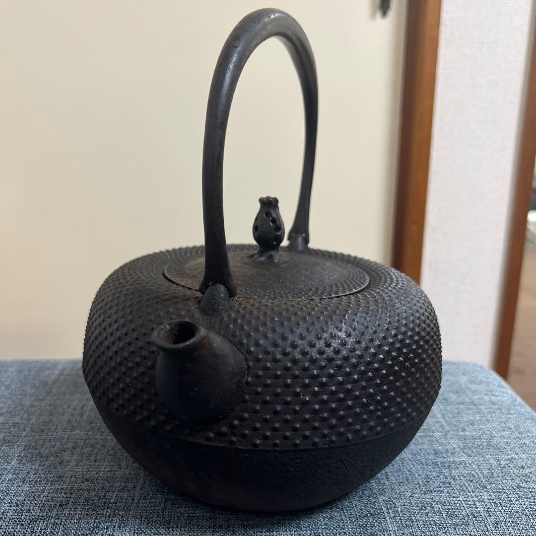 黒い鋳鉄製鉄瓶 鳥の蓋付き 南部( 照光堂）。アラレ1,5L