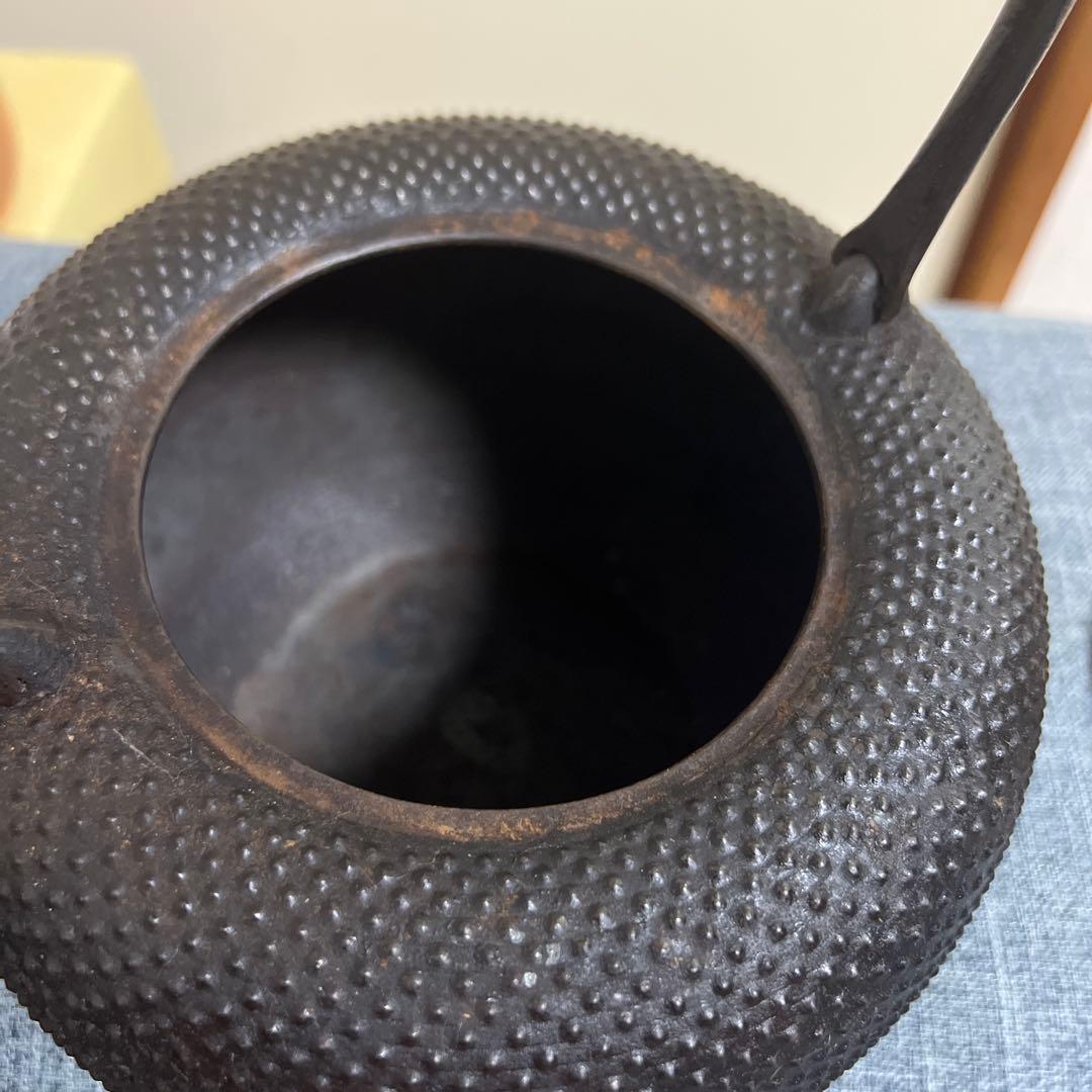 黒い鋳鉄製鉄瓶 鳥の蓋付き 南部( 照光堂）。アラレ1,5L