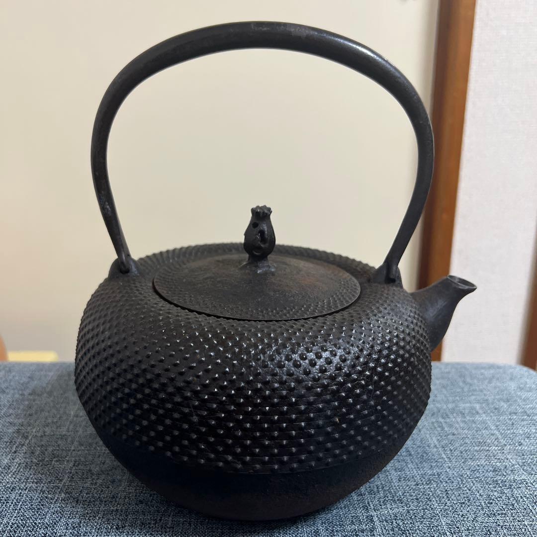 黒い鋳鉄製鉄瓶 鳥の蓋付き 南部( 照光堂）。アラレ1,5L