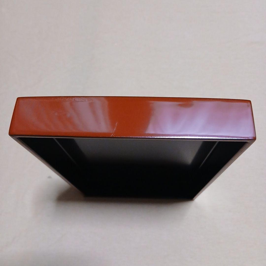 蓋割　茶箱　抹茶碗　振出　茶巾筒　茶筅　茶筅筒　平棗　香合　茶杓　千歳盆用古帛紗