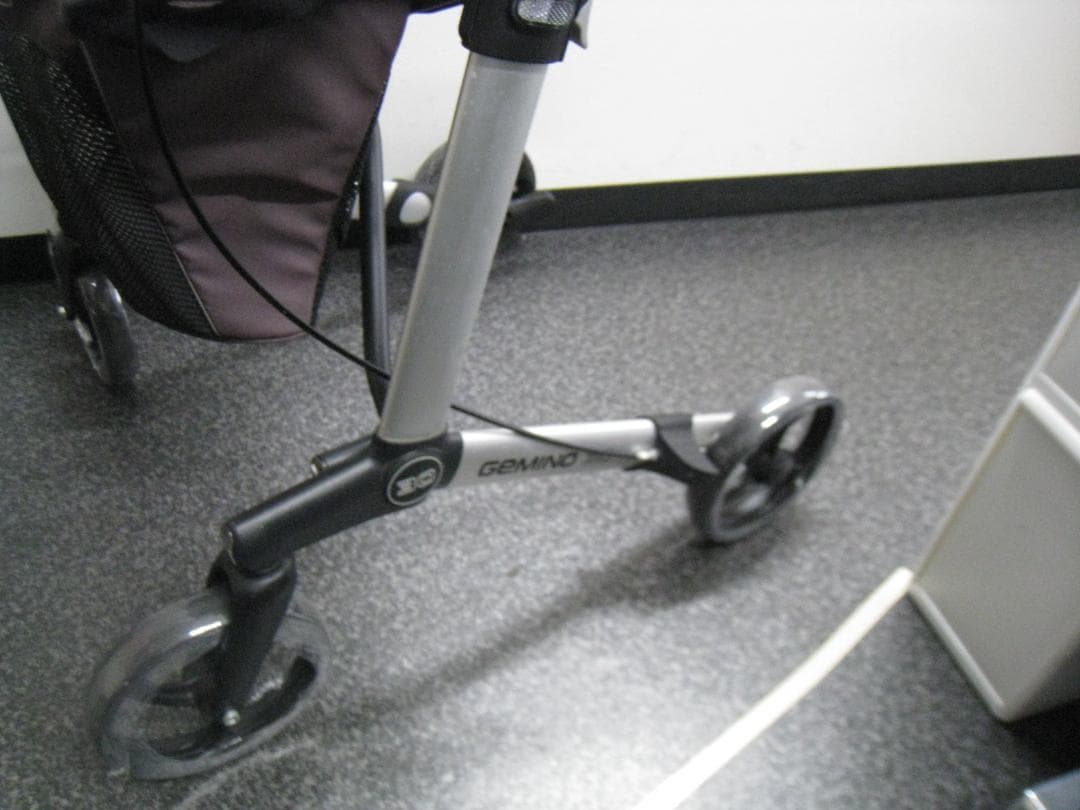 ハンディウォークＬ　GEMINO 30 歩行器 歩行車 パラマウントベッド ②
