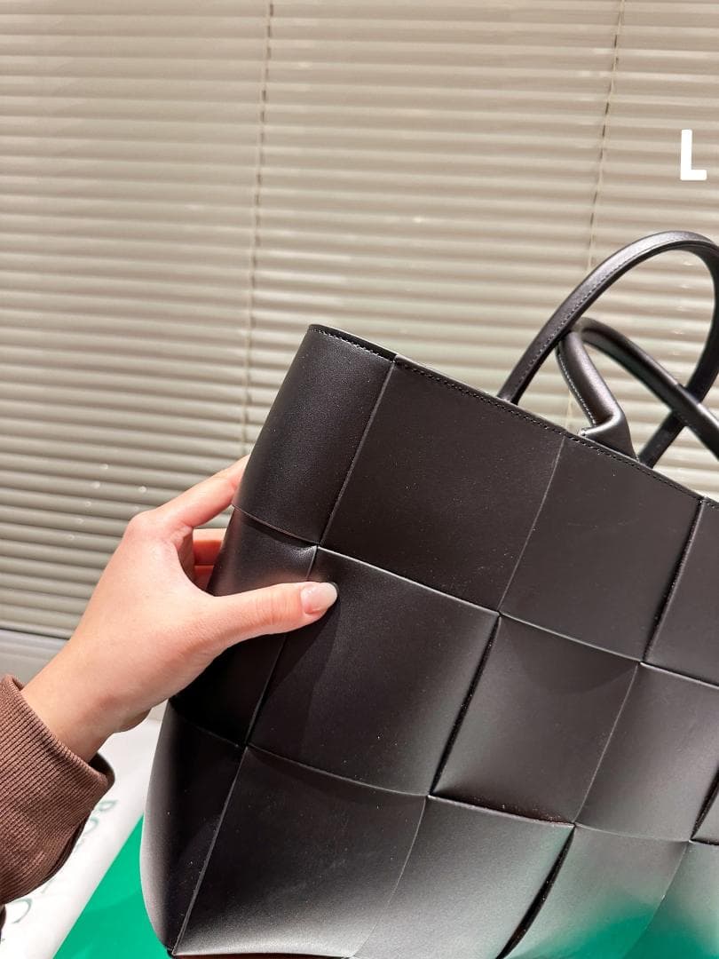 【美品】Bottega Veneta黒のバッグは大容量です