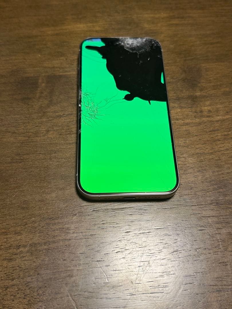 Apple iPhone 15 Pro ホワイト・ブラック