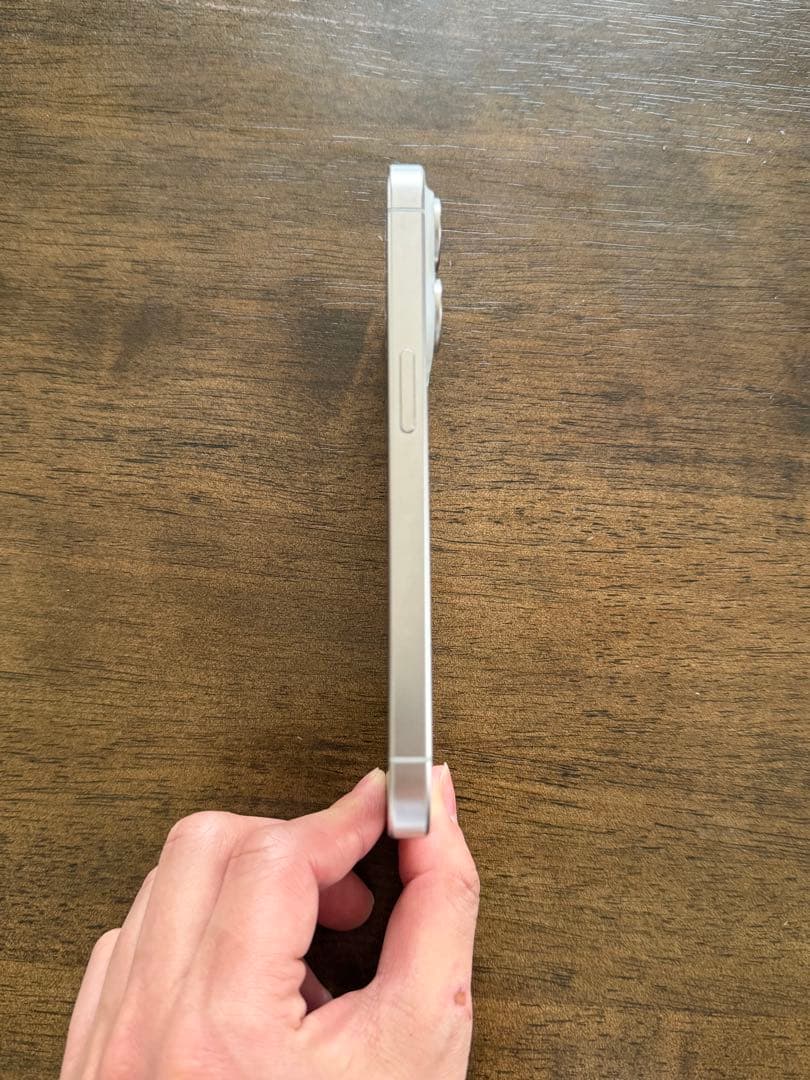 Apple iPhone 15 Pro ホワイト・ブラック
