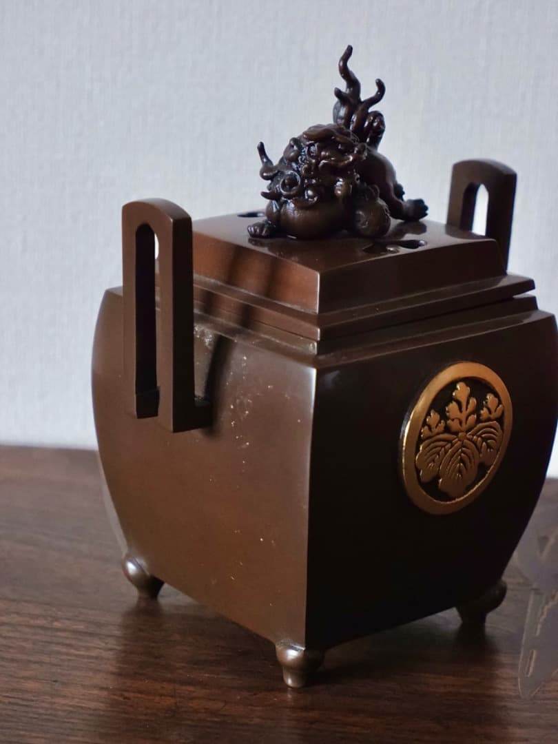 高岡銅器　堀井幸雲　四角家紋香炉　獅子摘　1790g　香道具　箱付　Q2369