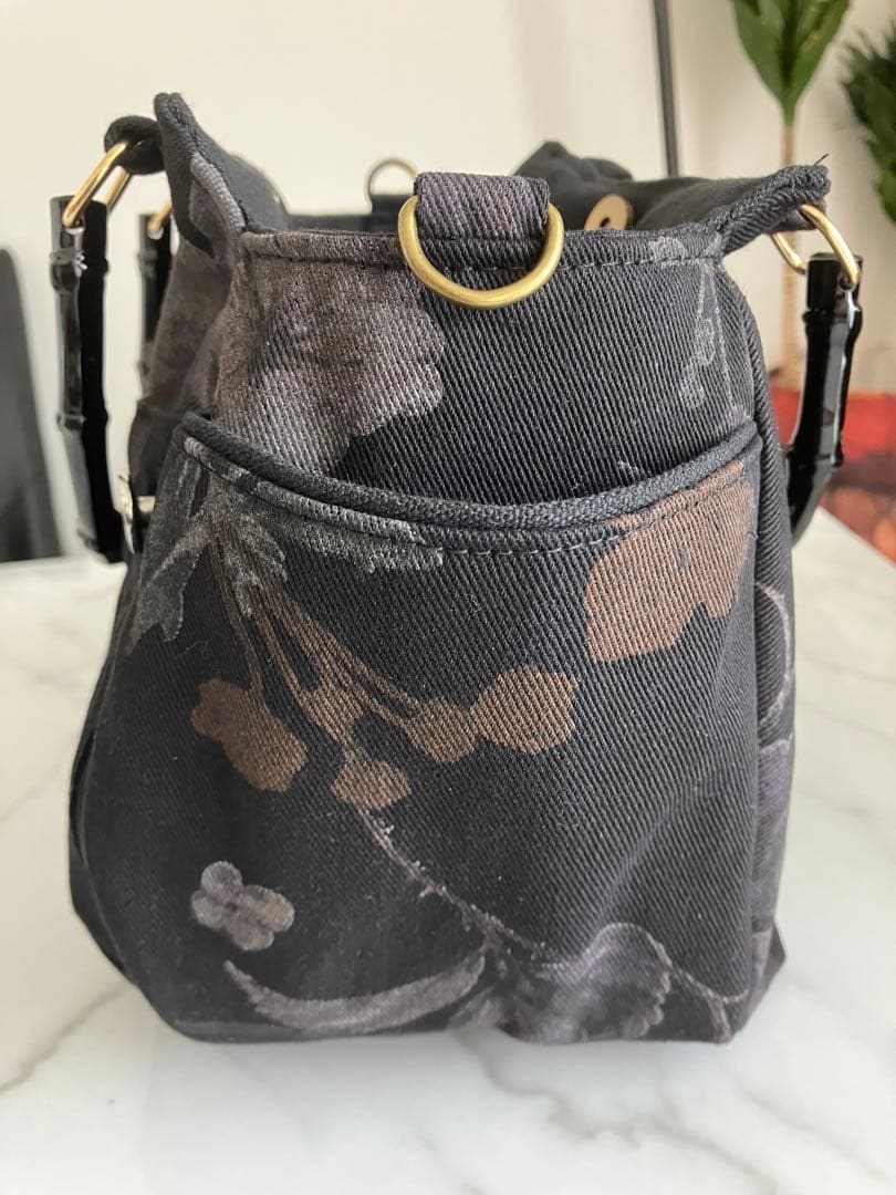 850 にさおり　黒花柄デニムリメイクバック　ハンドメイド