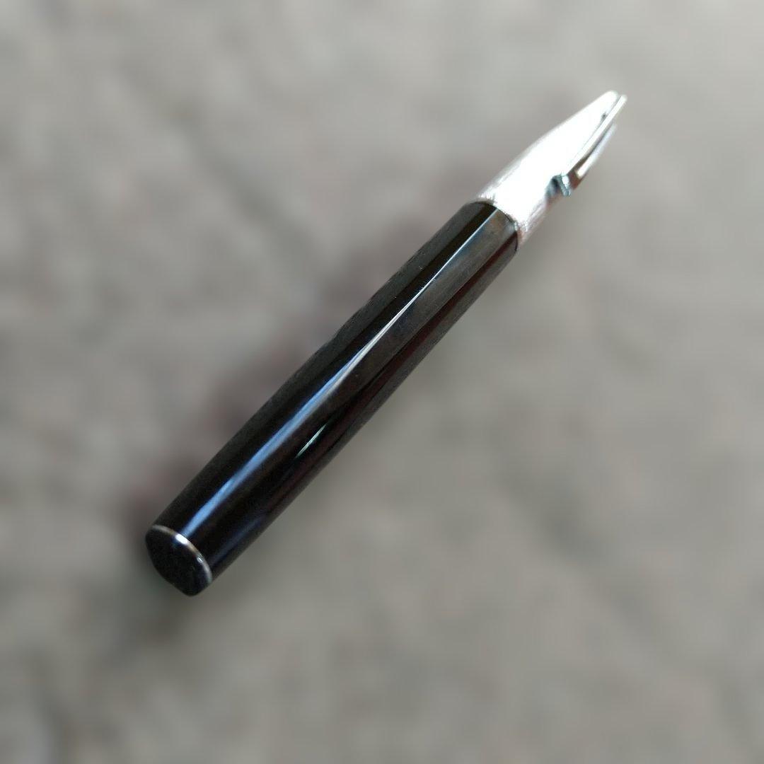 黒と銀色のキャップ式万年筆 ペン先 18k 750