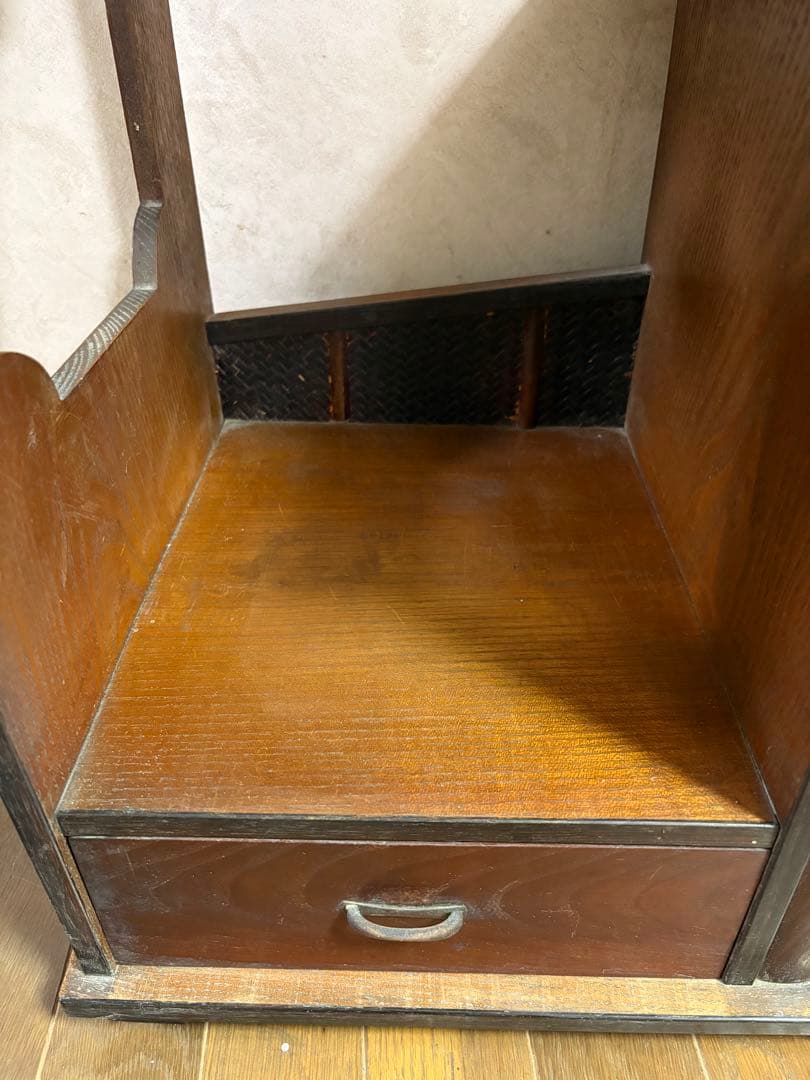 収納家具である「茶箪笥」または「茶棚」と呼ばれるアンティークな和家具