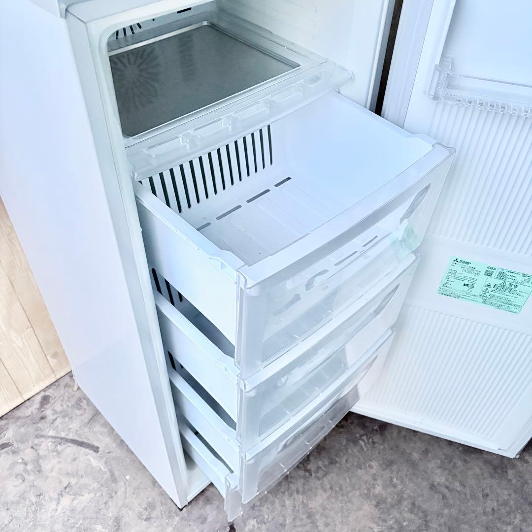 運搬取付無料！シルバー純正三菱自動霜取フラットなスタイリッシュ冷凍庫！完動美品！