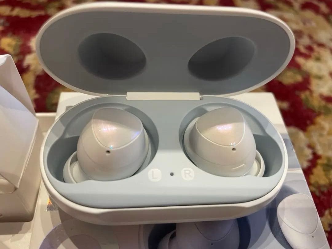 ワイヤレスイヤホン ホワイト 充電ケース付き