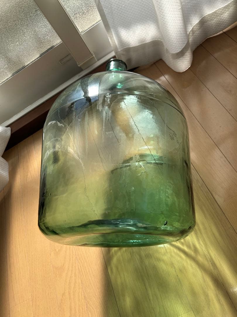 透明緑色ガラス容器