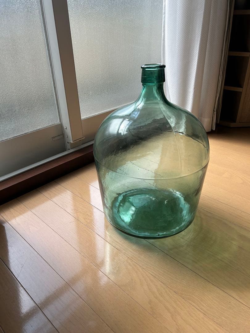 透明緑色ガラス容器