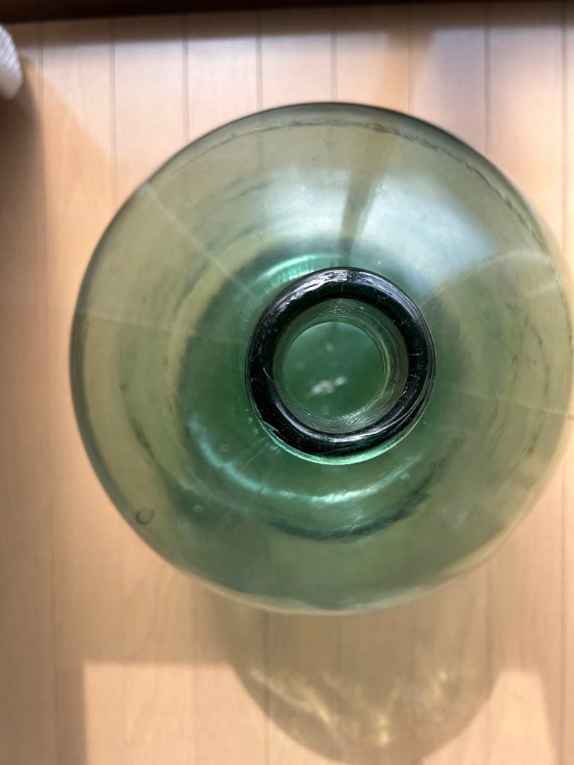 透明緑色ガラス容器