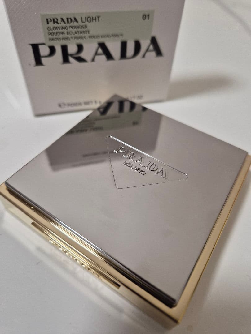 PRADA ハイライト　LIGHT GLOWING POWDER 01