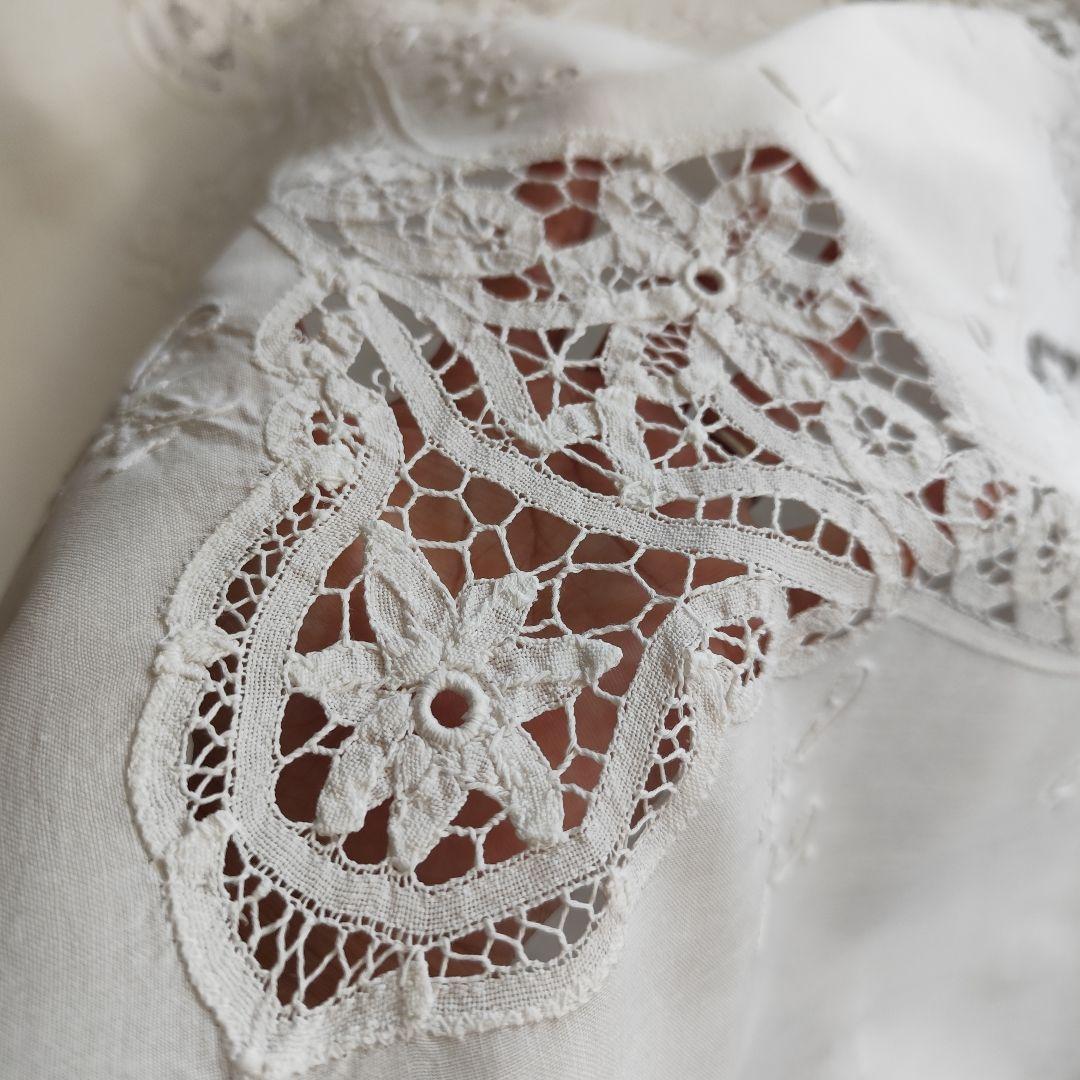 ヴィンテージバテンレース　十字架モチーフ　白糸手刺繍　円形クロス