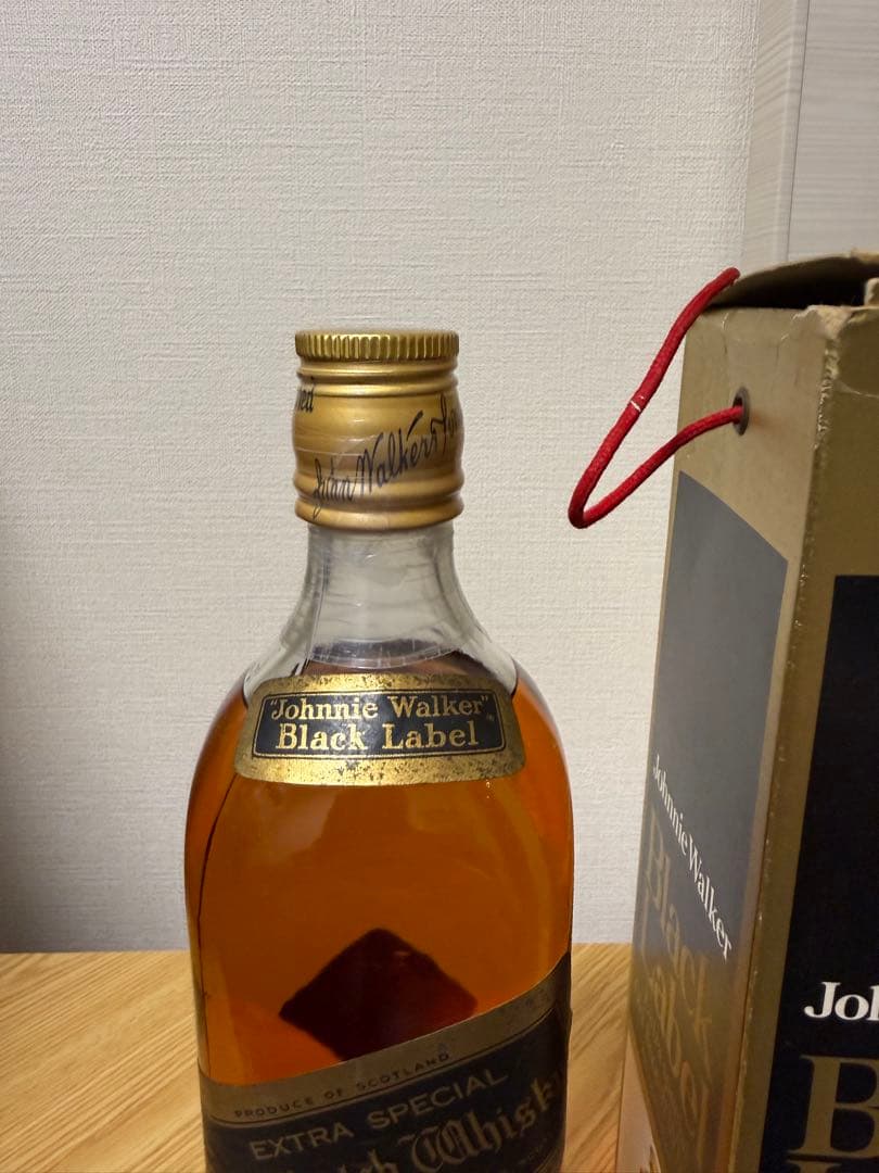 ジョニーウォーカー ブラックラベル 金キャップ 白紋章　箱付き