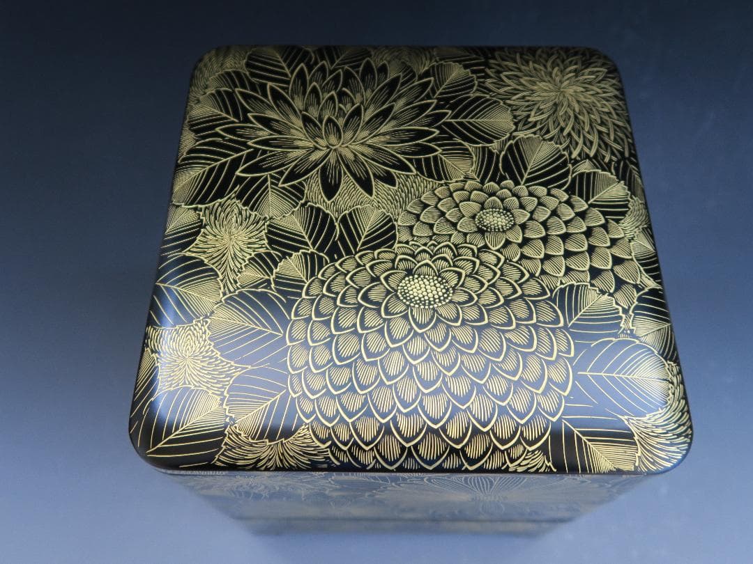 【輪島塗】希少 極上総菊詰沈金 足付 三段重箱 黒内朱塗 蓋横菊彫 天然木 共箱