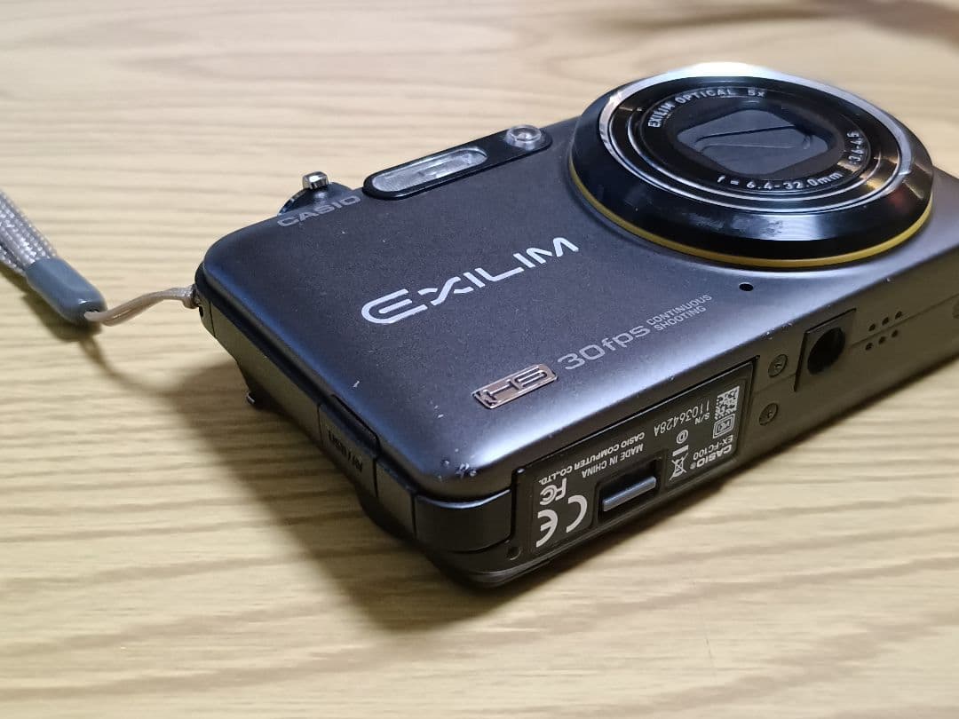 CASIO EXILIM EX-FC100 HS デジタルカメラと付属品一式