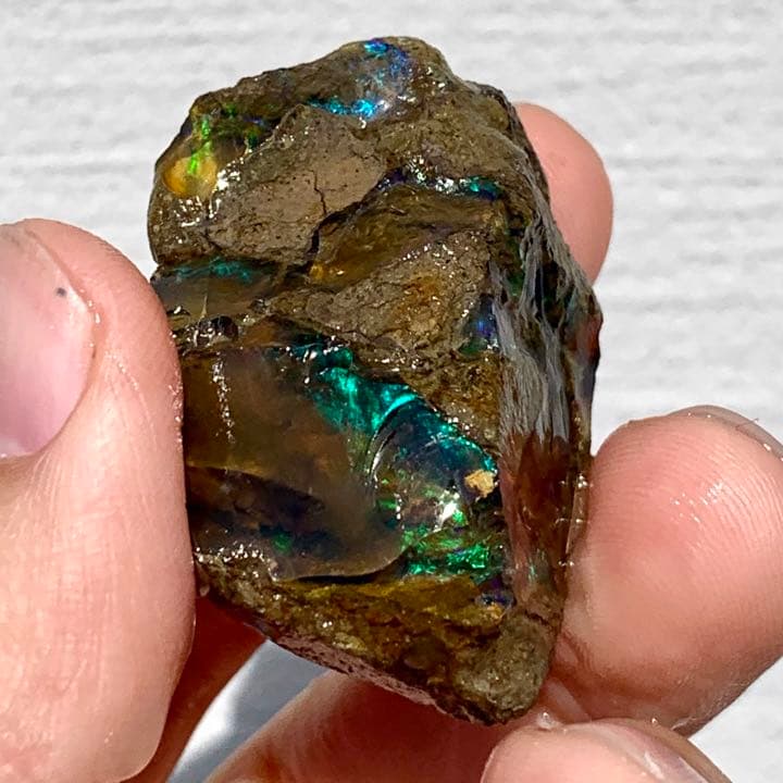 母岩の隙間に光り輝くオパール原石100ct/鉱物標本