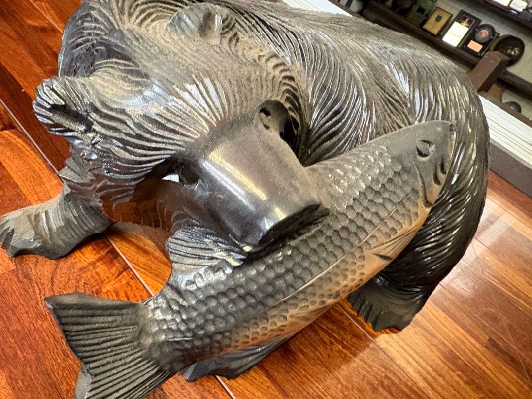 クマ 魚 木製彫刻