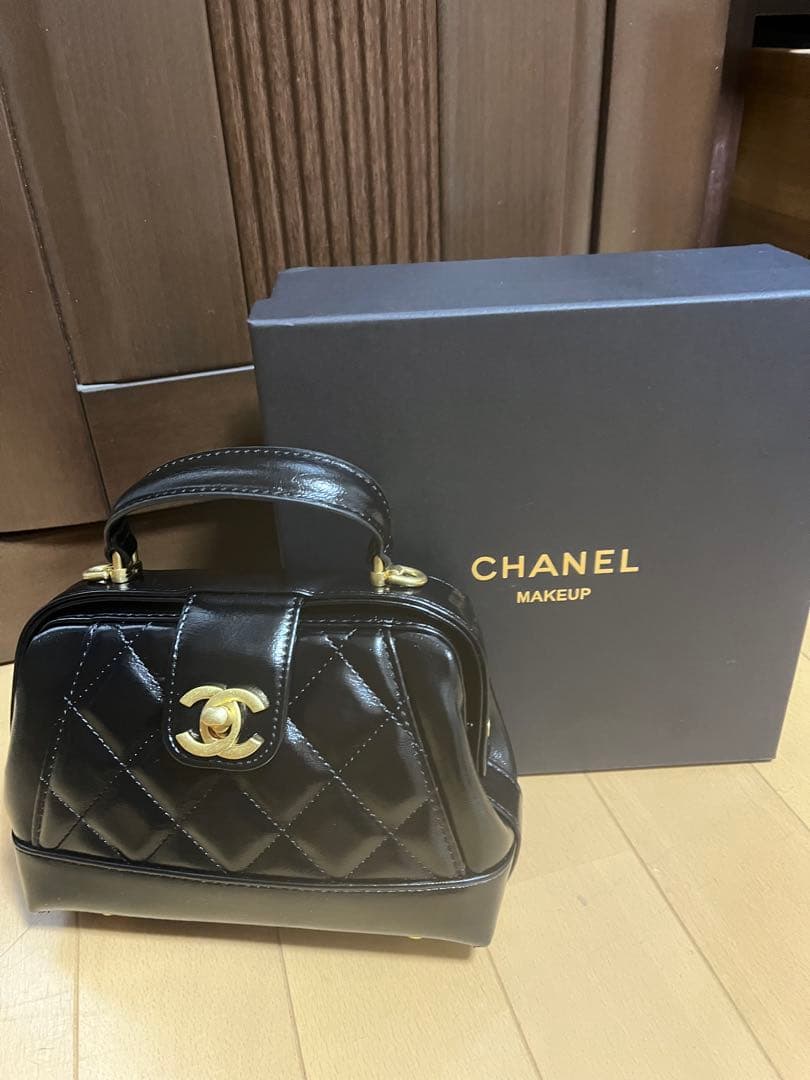 CHANELノベルティエナメルショルダーバック