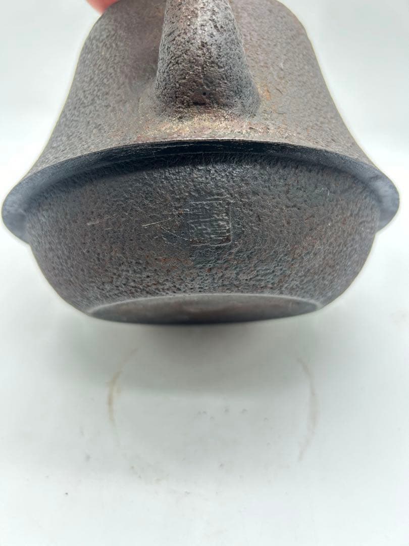 鉄瓶 古鏡蓋 落款あり 名人古作 時代物  岩肌 水漏れ無し容量約1000ml