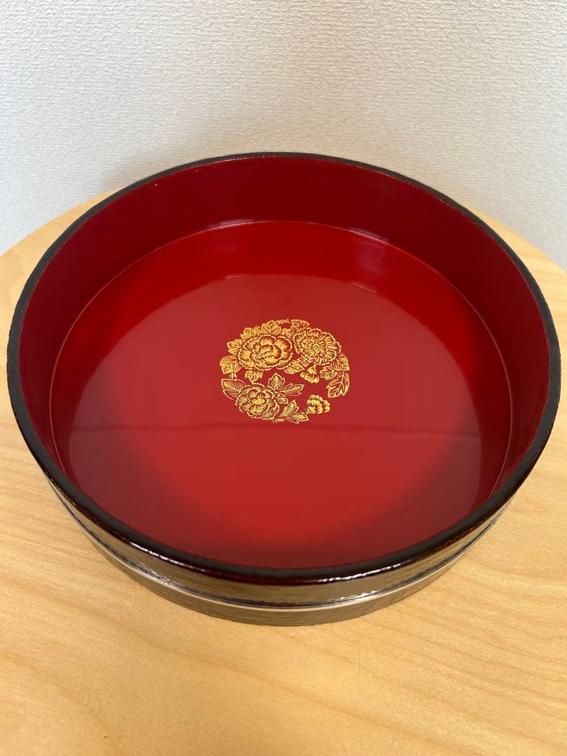 【新品未使用】輪島塗 円形寿司桶-牡丹の花の沈金仕上げ- [内面朱色/外面黒色]