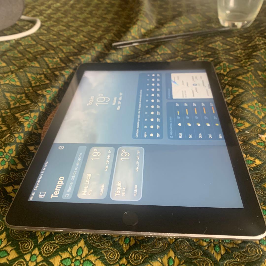 iPad 5世代 32gb Wi-Fi + CELULAR SIMFREE