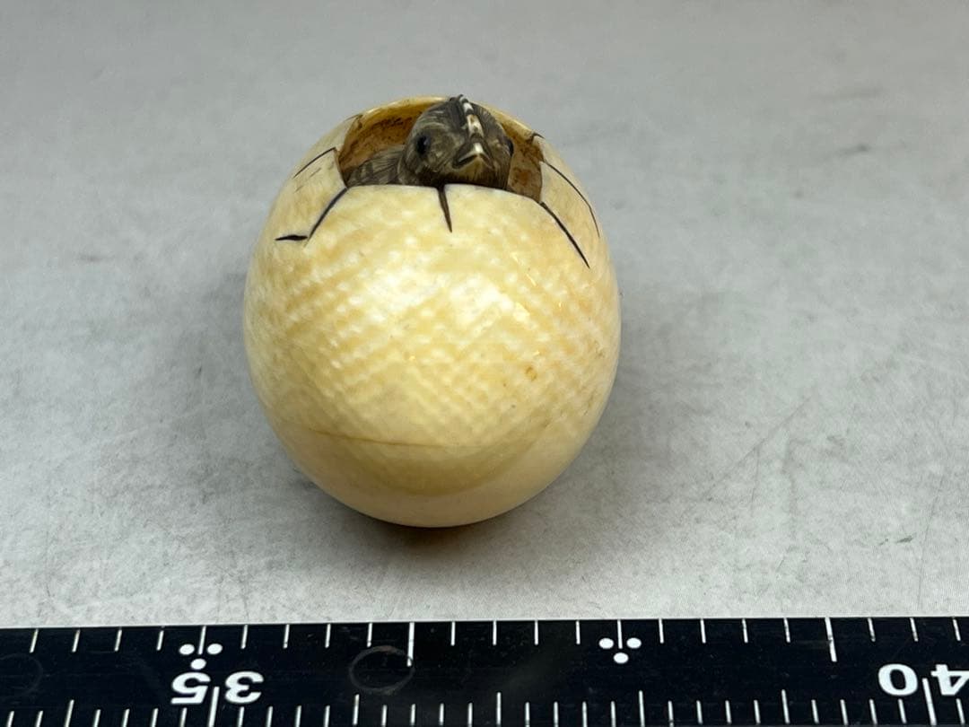 ［珍品］光廣在銘　極上鳥卵出る根付　35g 送料込み