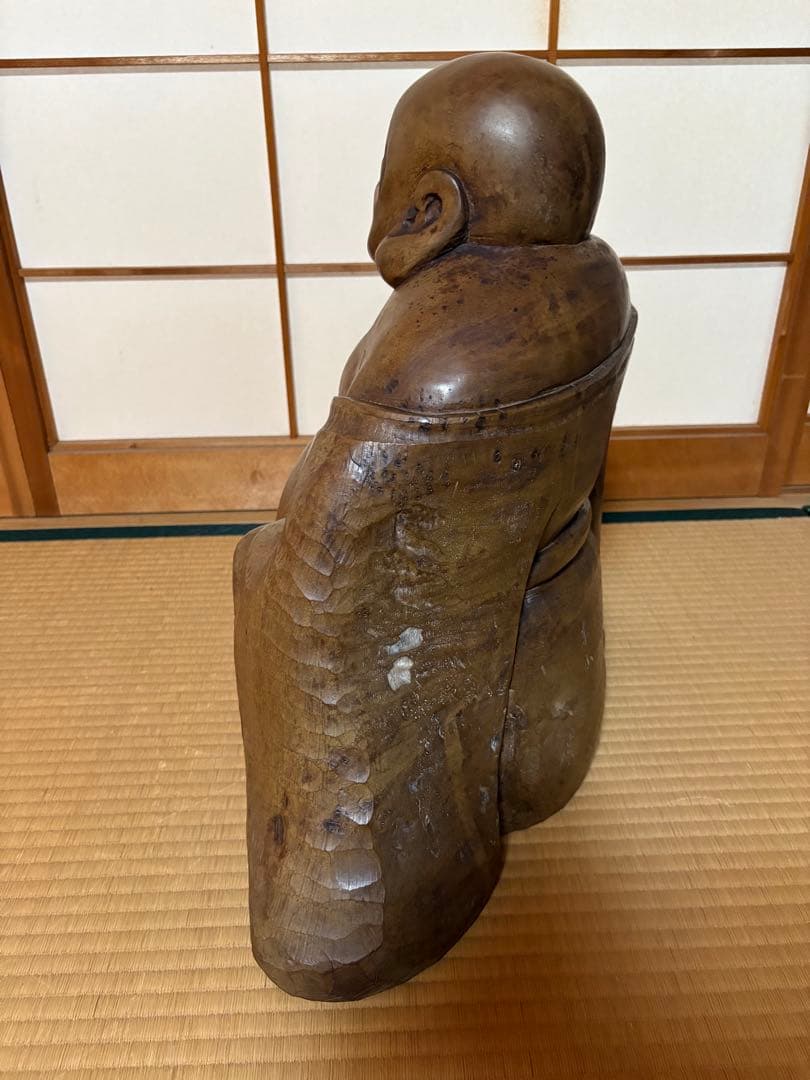 七福神の一人である「布袋様（ほていさま）」の置物