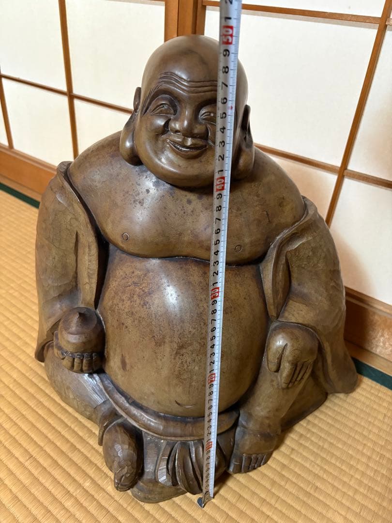 七福神の一人である「布袋様（ほていさま）」の置物