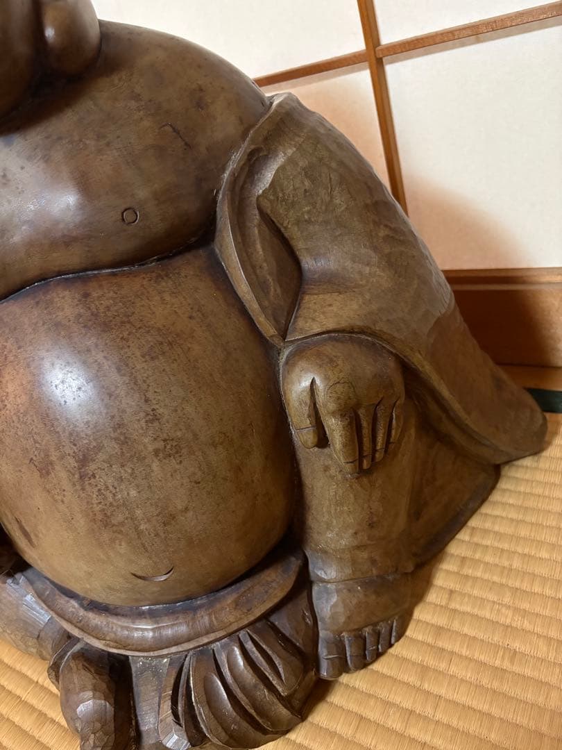 七福神の一人である「布袋様（ほていさま）」の置物