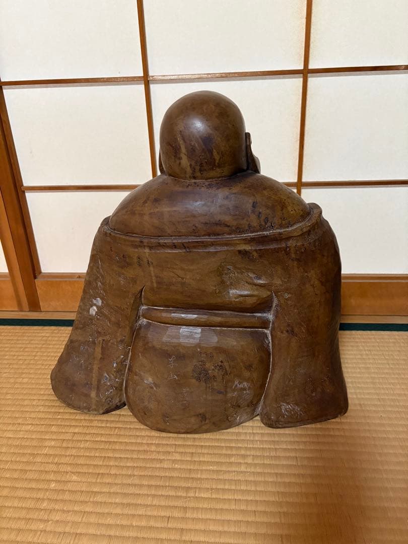 七福神の一人である「布袋様（ほていさま）」の置物