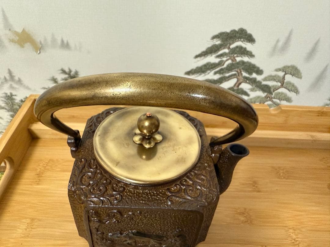 時代物　鉄瓶 浮彫りデザイン