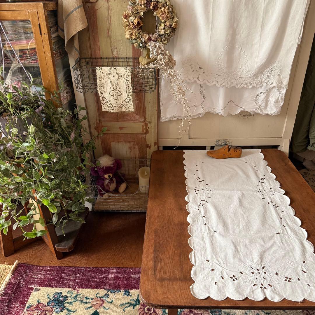 フランスアンティークஐ⋆*スカラップの花柄刺繍のクロス