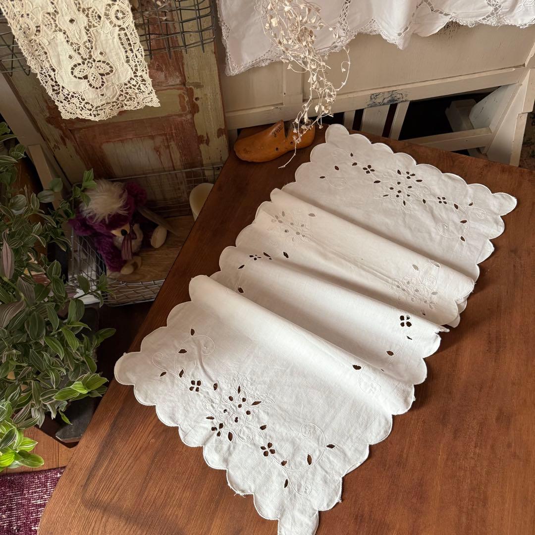 フランスアンティークஐ⋆*スカラップの花柄刺繍のクロス