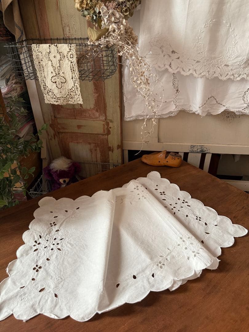 フランスアンティークஐ⋆*スカラップの花柄刺繍のクロス