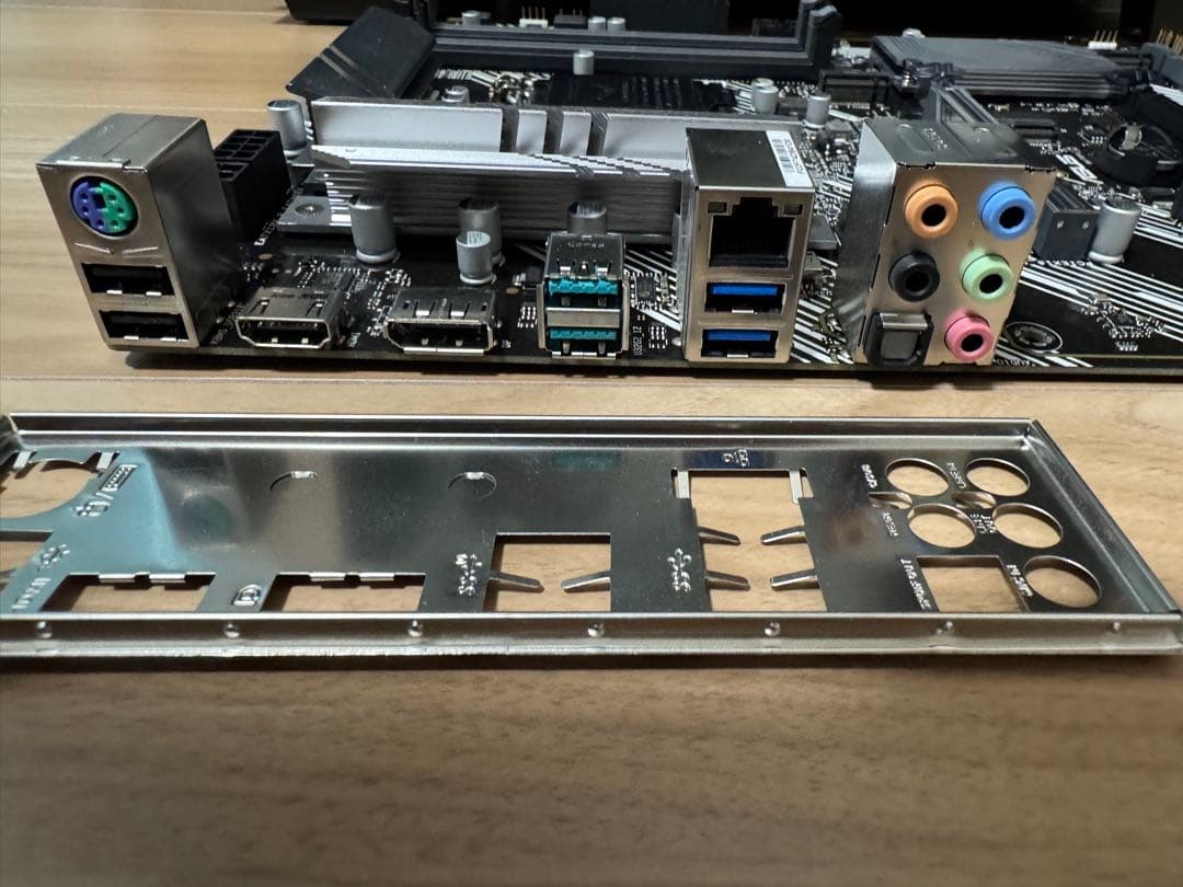 ASUS PRIME Z490-P マザーボード I/Oパネル NVMeネジ付き