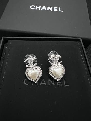 V VIP顧客CHANEL ハート型ストーン付きピアス