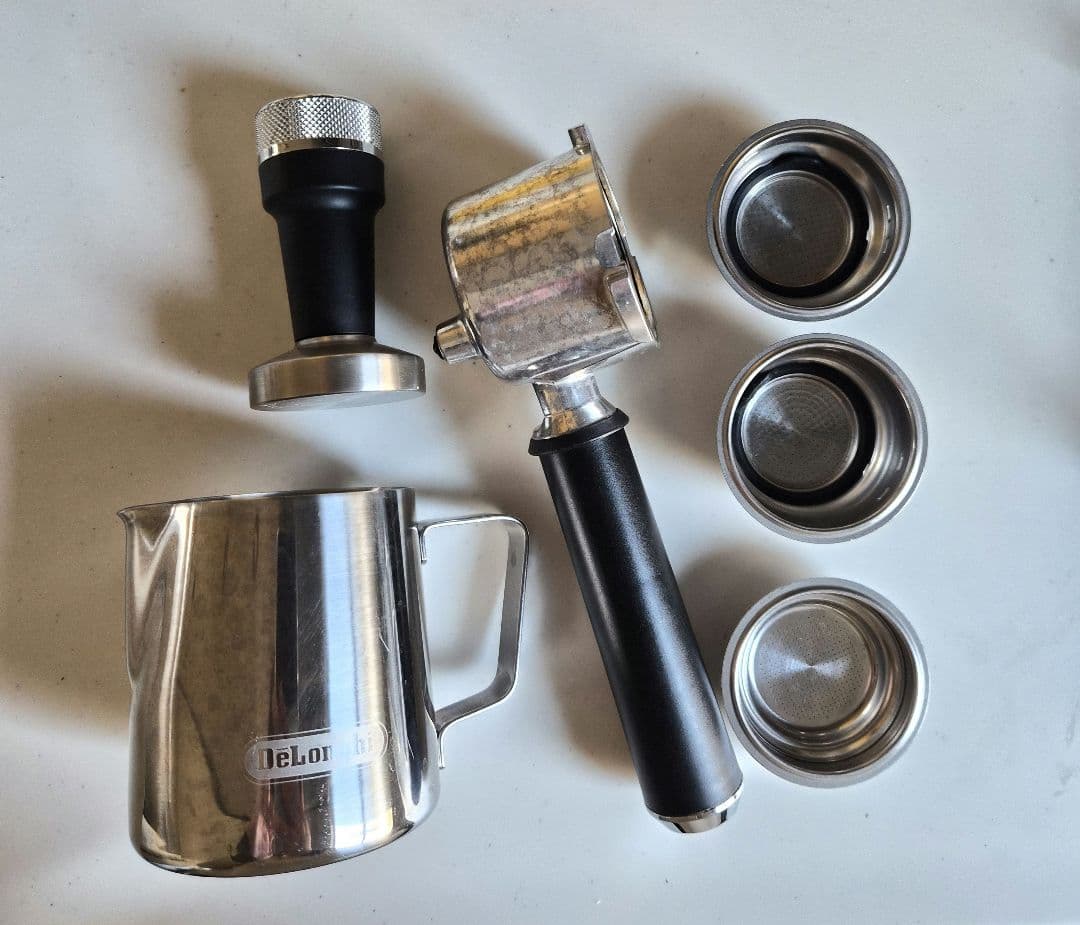 DeLonghi エスプレッソマシン デディカ アルテ EC885J