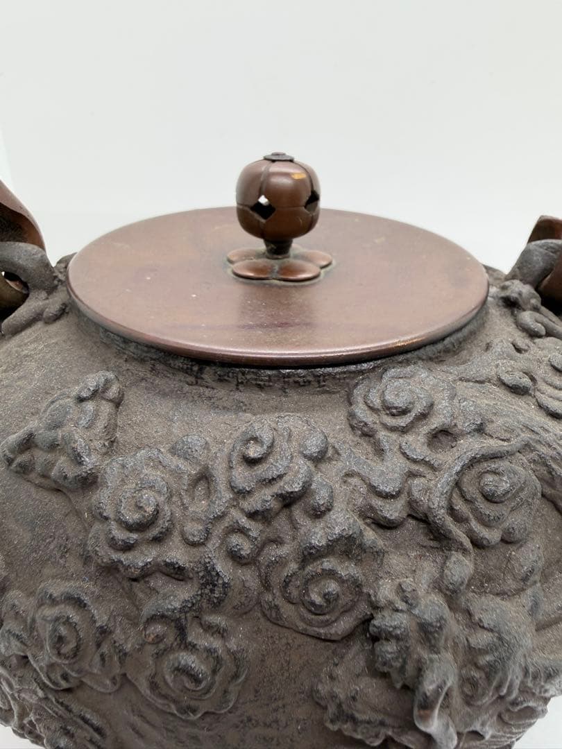 亀文堂造　時代物　松竹梅銀象嵌　銅製提手　獣耳付　雲龍盛上図　丸形鉄瓶