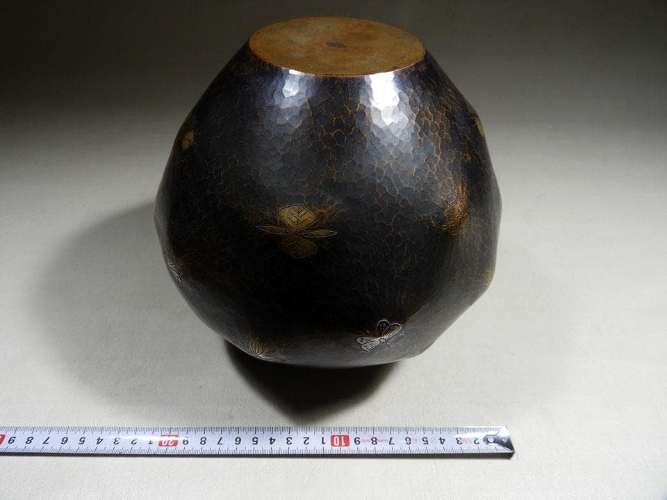 ●玉川堂 五代玉川覚平造同作 鎚起銅器 銀象嵌 花蝶紋 大花瓶 華道具 花器