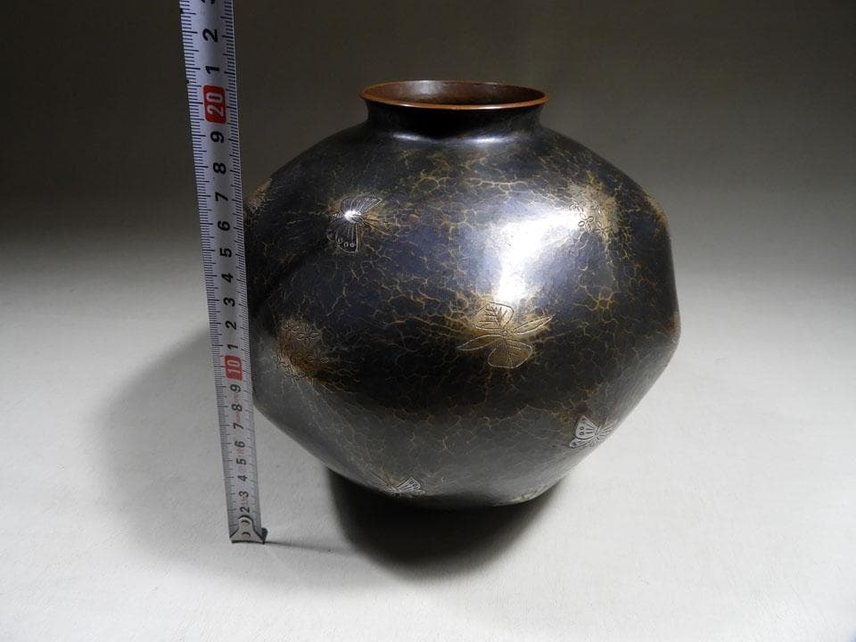 ●玉川堂 五代玉川覚平造同作 鎚起銅器 銀象嵌 花蝶紋 大花瓶 華道具 花器