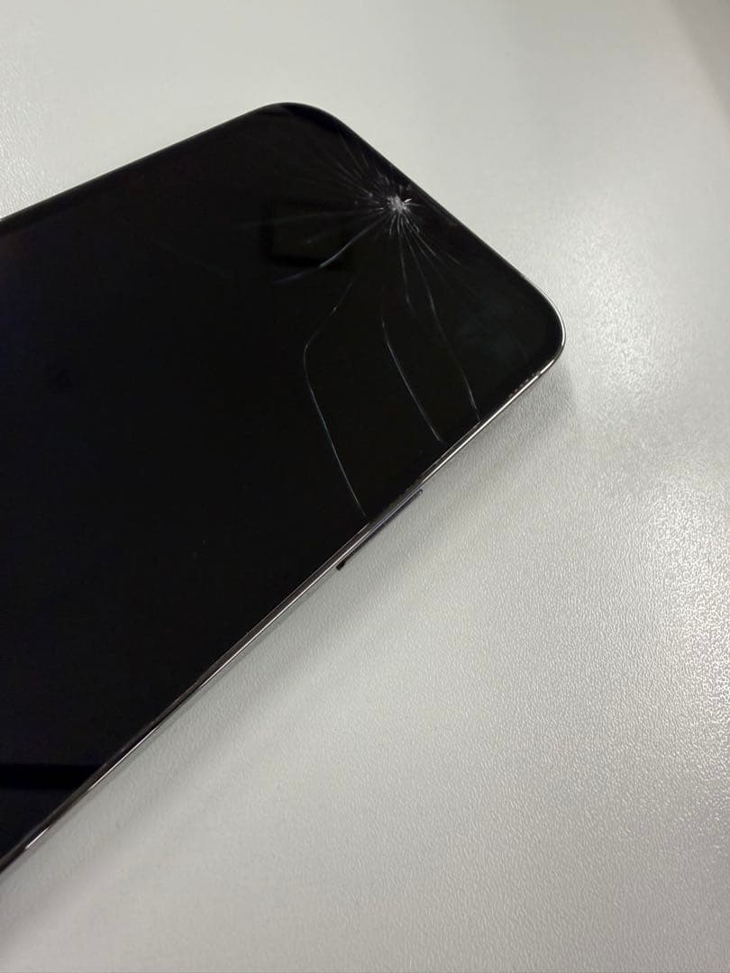 Apple iPhone 13 Pro グラファイト256GB 画面にひびあり