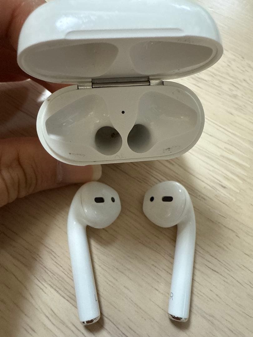 Apple AirPods　両耳イヤホン+充電ケース（第2世代）MV7N2J/A