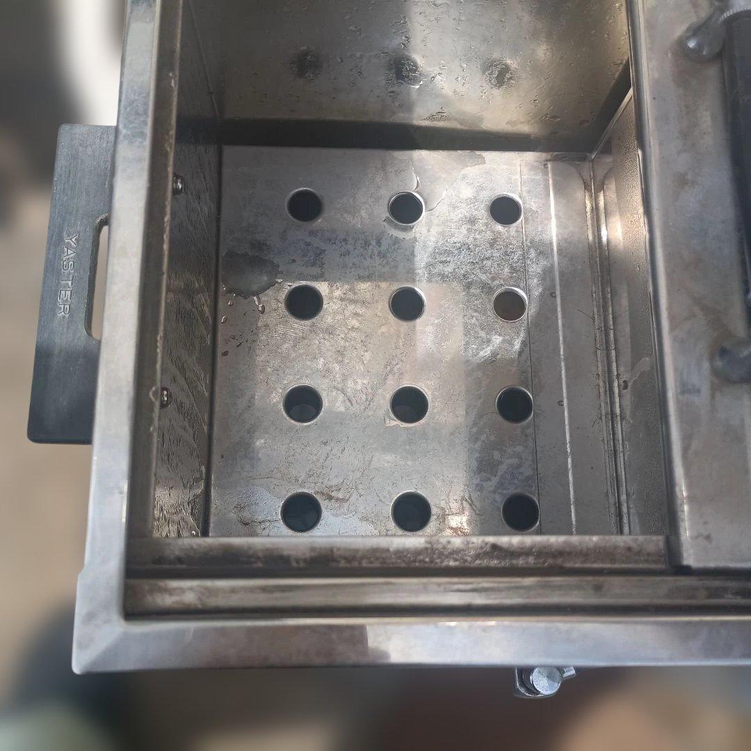 8001）BEYOND 電気スチーム消毒器 ステンレス製　タオル蒸し器