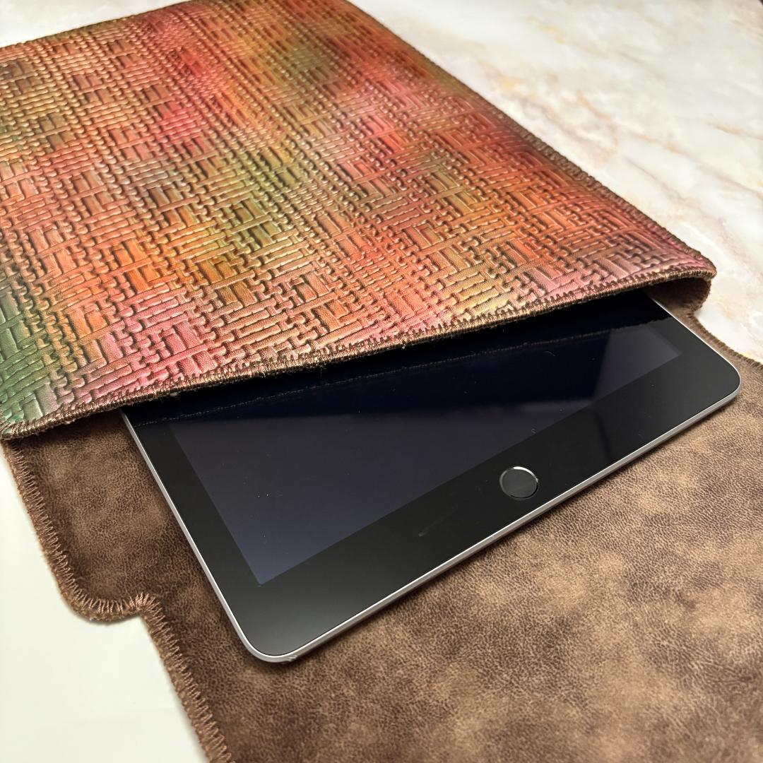 【エヌ エクレ】パティーヌ型押しレザー ipadアイパッド・パソコンケース 紅葉